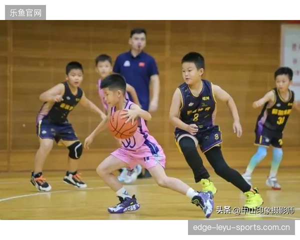 篮球少年投篮砸破天花板：梦想的飞跃与未来的无限可能